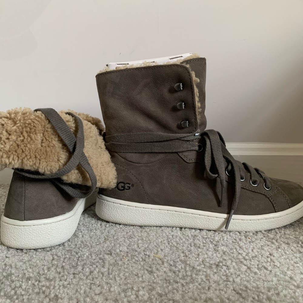 Never worn Ugg sneakers!!